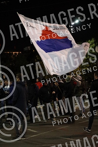 Several right-wing organizations organized a rally in front of the Serbian Parliament building in support of the brothers from Kosovo and Metohija.Nekoliko desnicarskih organizacija organizovalo je ispred zgrade Skupstine Srbije skup u znak podrske