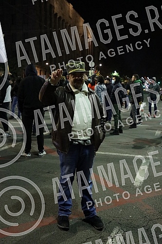 Several right-wing organizations organized a rally in front of the Serbian Parliament building in support of the brothers from Kosovo and Metohija.Nekoliko desnicarskih organizacija organizovalo je ispred zgrade Skupstine Srbije skup u znak podrske
