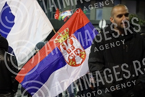 Several right-wing organizations organized a rally in front of the Serbian Parliament building in support of the brothers from Kosovo and Metohija.Nekoliko desnicarskih organizacija organizovalo je ispred zgrade Skupstine Srbije skup u znak podrske
