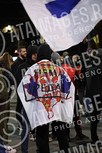 Several right-wing organizations organized a rally in front of the Serbian Parliament building in support of the brothers from Kosovo and Metohija.Nekoliko desnicarskih organizacija organizovalo je ispred zgrade Skupstine Srbije skup u znak podrske