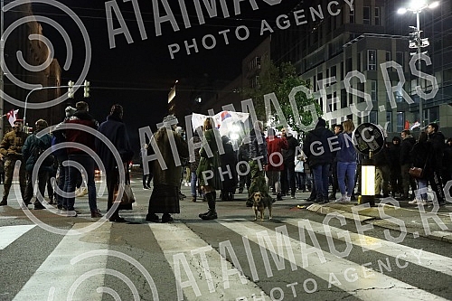 Several right-wing organizations organized a rally in front of the Serbian Parliament building in support of the brothers from Kosovo and Metohija.Nekoliko desnicarskih organizacija organizovalo je ispred zgrade Skupstine Srbije skup u znak podrske