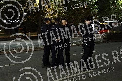 Several right-wing organizations organized a rally in front of the Serbian Parliament building in support of the brothers from Kosovo and Metohija.Nekoliko desnicarskih organizacija organizovalo je ispred zgrade Skupstine Srbije skup u znak podrske