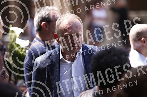 Veselin Vesa Simonovic, director and editor-in-chief of the Nova.rs portal, will be buried in the Alley of Merited Citizens at the New Cemetery in Belgrade, the family received condolences at 1:30 p.m., and the funeral service began at 2 p.m.Veseli