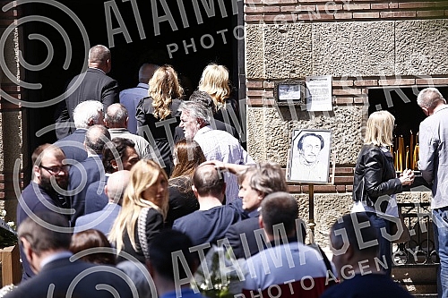 Veselin Vesa Simonovic, director and editor-in-chief of the Nova.rs portal, will be buried in the Alley of Merited Citizens at the New Cemetery in Belgrade, the family received condolences at 1:30 p.m., and the funeral service began at 2 p.m.Veseli