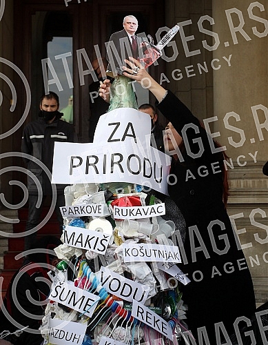 In front of the Belgrade city assembly, activists of the One in five million movement, the Let's defend Kosutnjak initiative, the New party and the Green party organized the action 