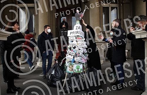 In front of the Belgrade city assembly, activists of the One in five million movement, the Let's defend Kosutnjak initiative, the New party and the Green party organized the action 