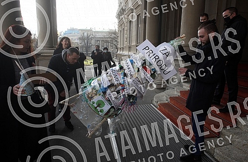 In front of the Belgrade city assembly, activists of the One in five million movement, the Let's defend Kosutnjak initiative, the New party and the Green party organized the action 