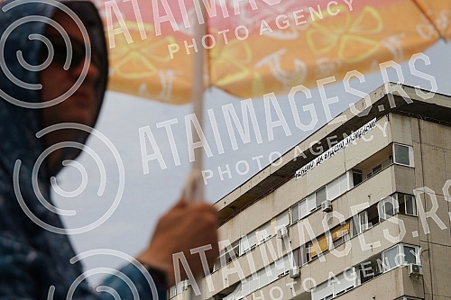 Work on the construction site in Block 37 resumed this morning, and tenants reunited to express their dissatisfaction as excavators continued construction work, violating an agreement that neither side would do anything until it was reached. common s