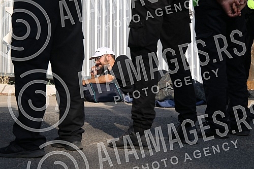 Work on the construction site in Block 37 resumed this morning, and tenants reunited to express their dissatisfaction as excavators continued construction work, violating an agreement that neither side would do anything until it was reached. common s