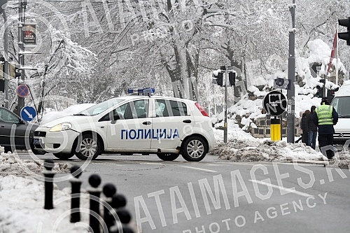 The crane in the center of Belgrade has curtailed and threatens to fall.Kran u centru Beograda se nakrivio i preti da padne.