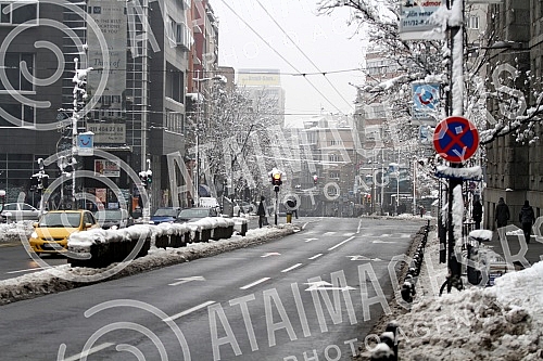 The crane in the center of Belgrade has curtailed and threatens to fall.Kran u centru Beograda se nakrivio i preti da padne.