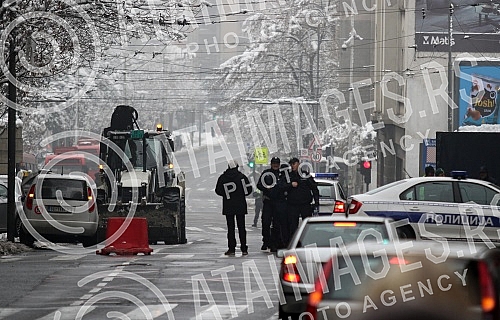The crane in the center of Belgrade has curtailed and threatens to fall.Kran u centru Beograda se nakrivio i preti da padne.