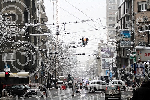 The crane in the center of Belgrade has curtailed and threatens to fall.Kran u centru Beograda se nakrivio i preti da padne.
