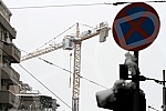 The crane in the center of Belgrade has curtailed and threatens to fall.Kran u centru Beograda se nakrivio i preti da padne.