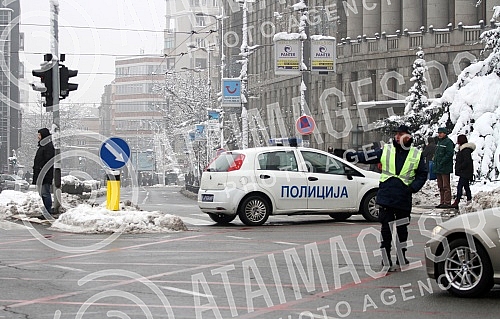 The crane in the center of Belgrade has curtailed and threatens to fall.Kran u centru Beograda se nakrivio i preti da padne.