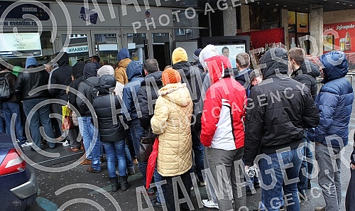 Navijaci Kosarkaskog kluba Crvena zvezda Telekom stoje u redu za kupovinu karata za utakmicu KK Crvena zvezda - Real Madrid koja je na programu u petak (27. 11. 2015) od 20,00 casova. 