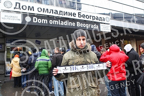 Navijaci Kosarkaskog kluba Crvena zvezda Telekom stoje u redu za kupovinu karata za utakmicu KK Crvena zvezda - Real Madrid koja je na programu u petak (27. 11. 2015) od 20,00 casova. 