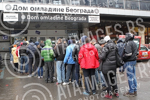 Navijaci Kosarkaskog kluba Crvena zvezda Telekom stoje u redu za kupovinu karata za utakmicu KK Crvena zvezda - Real Madrid koja je na programu u petak (27. 11. 2015) od 20,00 casova. 