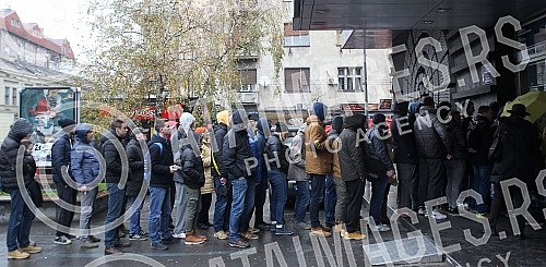 Navijaci Kosarkaskog kluba Crvena zvezda Telekom stoje u redu za kupovinu karata za utakmicu KK Crvena zvezda - Real Madrid koja je na programu u petak (27. 11. 2015) od 20,00 casova. 