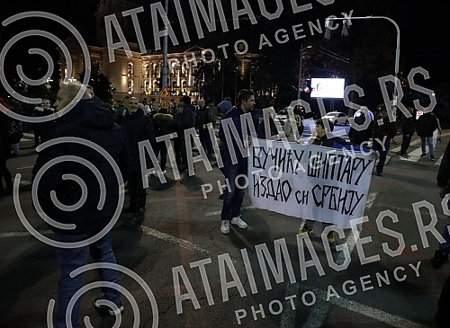 Protest against the introduction of kovid passes in front of the National Assembly of Serbia.Protest protiv uvodjenja kovid propusnica ispred Narodne skupstine Srbije.