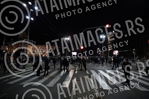Protest against the introduction of kovid passes in front of the National Assembly of Serbia.Protest protiv uvodjenja kovid propusnica ispred Narodne skupstine Srbije.