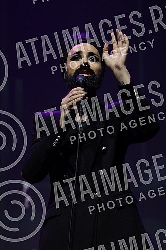 The Guitar Art Festival was officially closed with the first solo concert of one of the best guitarists in this area, Miroslava Tadic, in the mts hall.Prvim solo koncertom jednog od najboljih gitarista ovih prostora Miroslava Tadic u mts dvorani sv