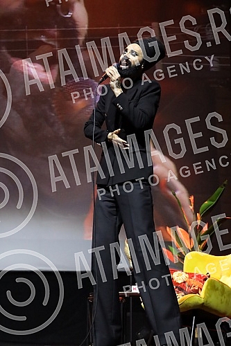 The Guitar Art Festival was officially closed with the first solo concert of one of the best guitarists in this area, Miroslava Tadic, in the mts hall.Prvim solo koncertom jednog od najboljih gitarista ovih prostora Miroslava Tadic u mts dvorani sv