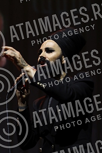 The Guitar Art Festival was officially closed with the first solo concert of one of the best guitarists in this area, Miroslava Tadic, in the mts hall.Prvim solo koncertom jednog od najboljih gitarista ovih prostora Miroslava Tadic u mts dvorani sv