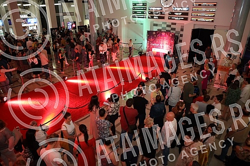 The Guitar Art Festival was officially closed with the first solo concert of one of the best guitarists in this area, Miroslava Tadic, in the mts hall.Prvim solo koncertom jednog od najboljih gitarista ovih prostora Miroslava Tadic u mts dvorani sv