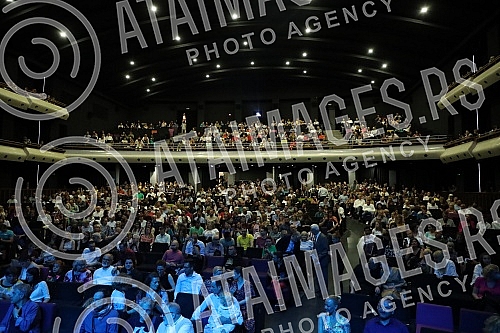 The Guitar Art Festival was officially closed with the first solo concert of one of the best guitarists in this area, Miroslava Tadic, in the mts hall.Prvim solo koncertom jednog od najboljih gitarista ovih prostora Miroslava Tadic u mts dvorani sv