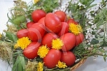 Tradicionalno bojenje i ukrasavanje Vaskrsnjih jaja, na veliki petak, u znak secanja kada je Isus Hrist razapet.