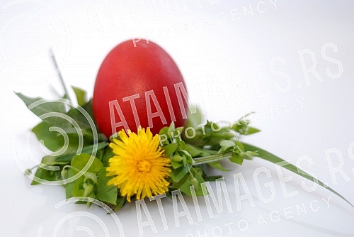 Tradicionalno bojenje i ukrasavanje Vaskrsnjih jaja, na veliki petak, u znak secanja kada je Isus Hrist razapet.