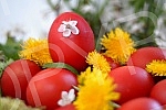 Tradicionalno bojenje i ukrasavanje Vaskrsnjih jaja, na veliki petak, u znak secanja kada je Isus Hrist razapet.
