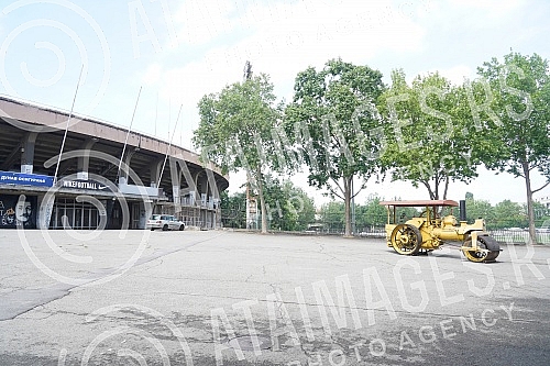 Partizan's steam roller, which was set up by fans in front of the south stand of the stadium in Humska yesterday morning, should be a symbol of the power of the football club and remind of the glorious days of history.Partizanov parni valjak kojeg 