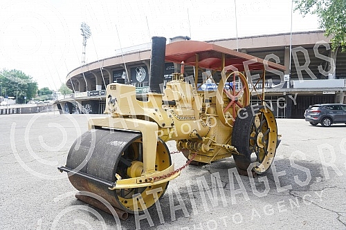 Partizan's steam roller, which was set up by fans in front of the south stand of the stadium in Humska yesterday morning, should be a symbol of the power of the football club and remind of the glorious days of history.Partizanov parni valjak kojeg 