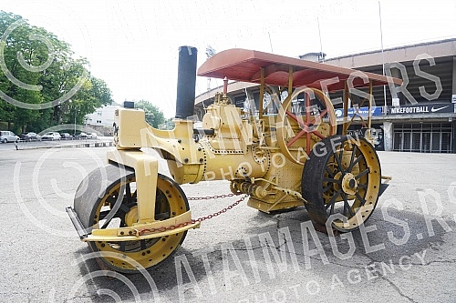 Partizan's steam roller, which was set up by fans in front of the south stand of the stadium in Humska yesterday morning, should be a symbol of the power of the football club and remind of the glorious days of history.Partizanov parni valjak kojeg 