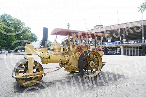 Partizan's steam roller, which was set up by fans in front of the south stand of the stadium in Humska yesterday morning, should be a symbol of the power of the football club and remind of the glorious days of history.Partizanov parni valjak kojeg 