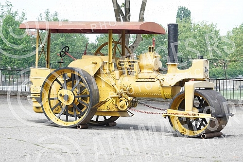 Partizan's steam roller, which was set up by fans in front of the south stand of the stadium in Humska yesterday morning, should be a symbol of the power of the football club and remind of the glorious days of history.Partizanov parni valjak kojeg 