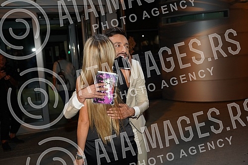 The arrival of the participants of Zadruga 5 for a guest appearance in the Narod pita show on TV Pink.Dolazak ucesnika Zadruge 5 na gostovanje u emisiji Narod pita na TV Pinku.