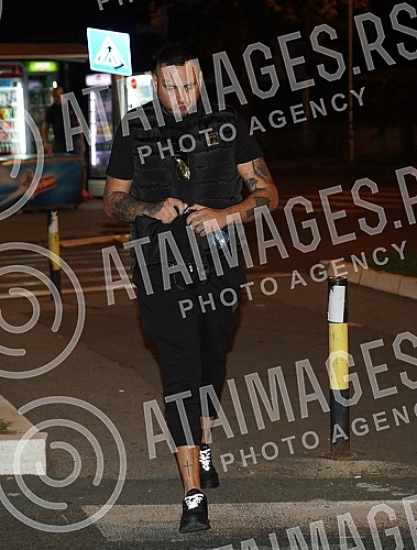 The arrival of the participants of Zadruga 5 for a guest appearance in the Narod pita show on TV Pink.Dolazak ucesnika Zadruge 5 na gostovanje u emisiji Narod pita na TV Pinku.