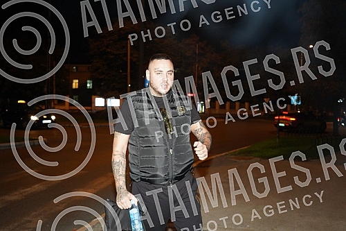 The arrival of the participants of Zadruga 5 for a guest appearance in the Narod pita show on TV Pink.Dolazak ucesnika Zadruge 5 na gostovanje u emisiji Narod pita na TV Pinku.