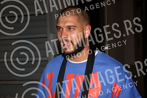 The arrival of the participants of Zadruga 5 for a guest appearance in the Narod pita show on TV Pink.Dolazak ucesnika Zadruge 5 na gostovanje u emisiji Narod pita na TV Pinku.