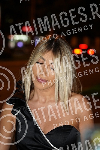 The arrival of the participants of Zadruga 5 for a guest appearance in the Narod pita show on TV Pink.Dolazak ucesnika Zadruge 5 na gostovanje u emisiji Narod pita na TV Pinku.