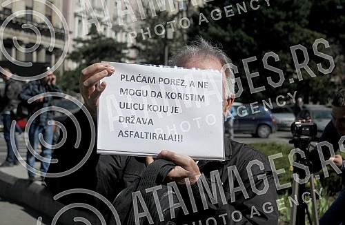Protest of pensioners and military pensioners because of pension cutsProtest penzionera i vojnih penzionera zbog smanjenja penzija.