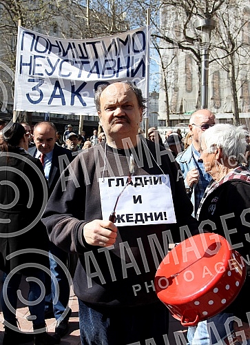 Protest of pensioners and military pensioners because of pension cutsProtest penzionera i vojnih penzionera zbog smanjenja penzija.