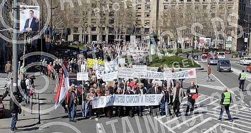 Protest of pensioners and military pensioners because of pension cutsProtest penzionera i vojnih penzionera zbog smanjenja penzija.