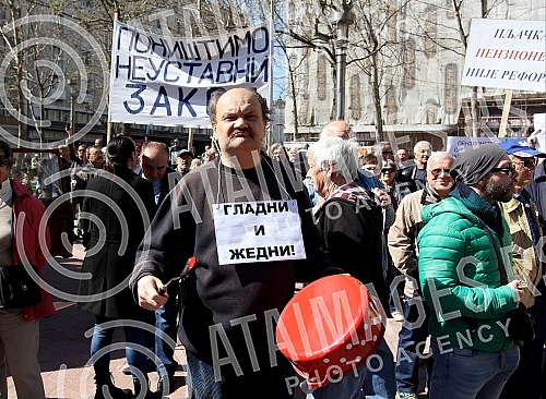 Protest of pensioners and military pensioners because of pension cutsProtest penzionera i vojnih penzionera zbog smanjenja penzija.