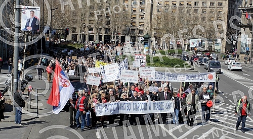 Protest of pensioners and military pensioners because of pension cutsProtest penzionera i vojnih penzionera zbog smanjenja penzija.