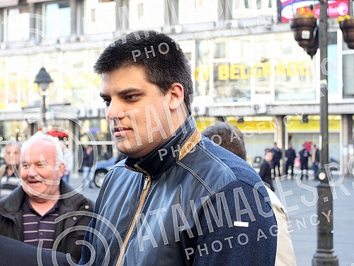 Vojisalv Seselj - President of the Serbian Radical Party and a candidate for President of the Republic of Serbia shared the book, signed by them and talked with citizens in downtown Belgrade.Vojisalv Seselj - predsednik Srpske radikalne stranke i ka