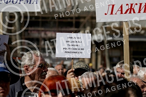 Protest of pensioners and military pensioners because of pension cutsProtest penzionera i vojnih penzionera zbog smanjenja penzija.